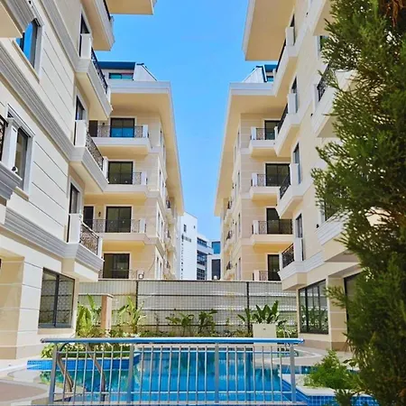 Stunning Luxury With Pool And Security شقة
